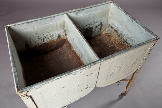 VPS Prop Ideal Doule Wash Tub, Rustic Metal Tub on Stand, Southern Events Nashville (1)