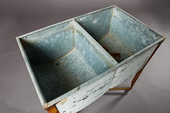VPS Prop Whitewase Doule Wash Tub, Rustic Metal Tub on Stand, Southern Events Nashville (2)